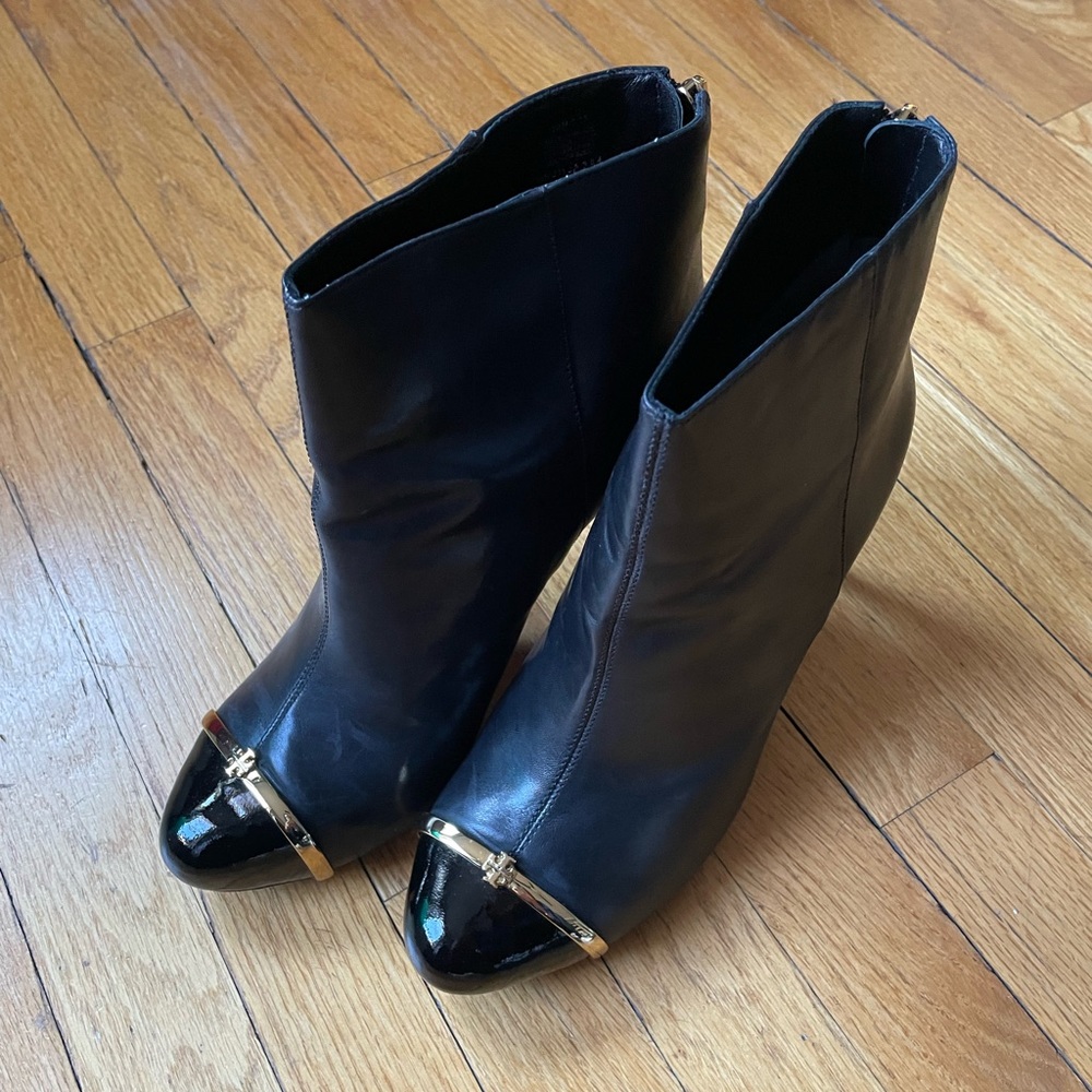 Tory Burch two tone booty with gold bowtie accent.